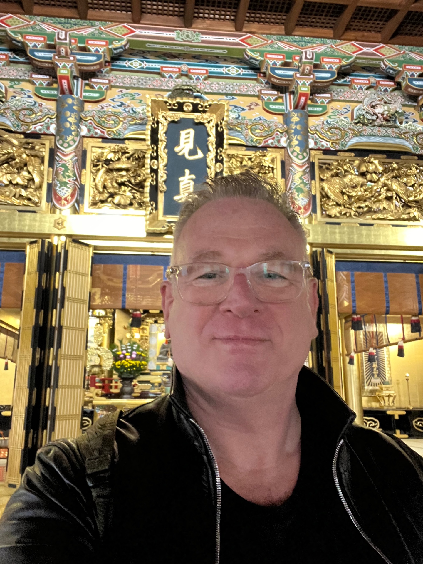 Selfie vor reich verziertem goldenen Tempelinterieur in Japan
