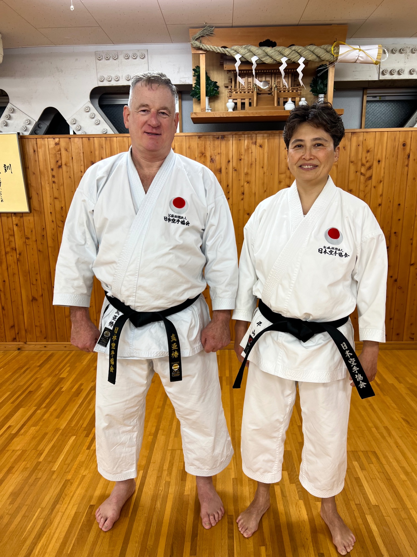 Gemeinsames Foto mit einer JKA-Sensei im Dojo vor dem Kamidana