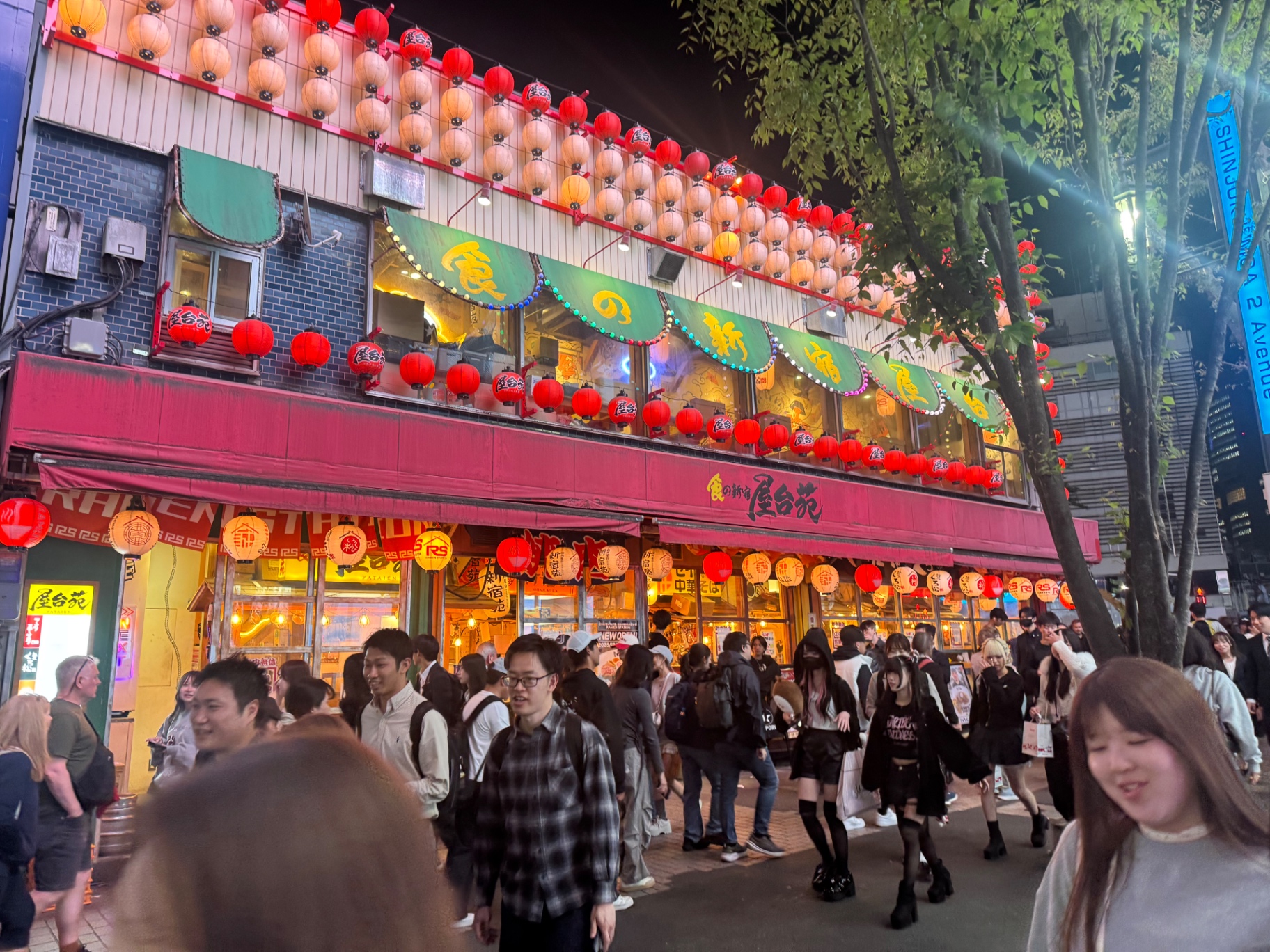 Bunte Laternen vor einem Ramen-Restaurant in Shinjuku bei Nacht