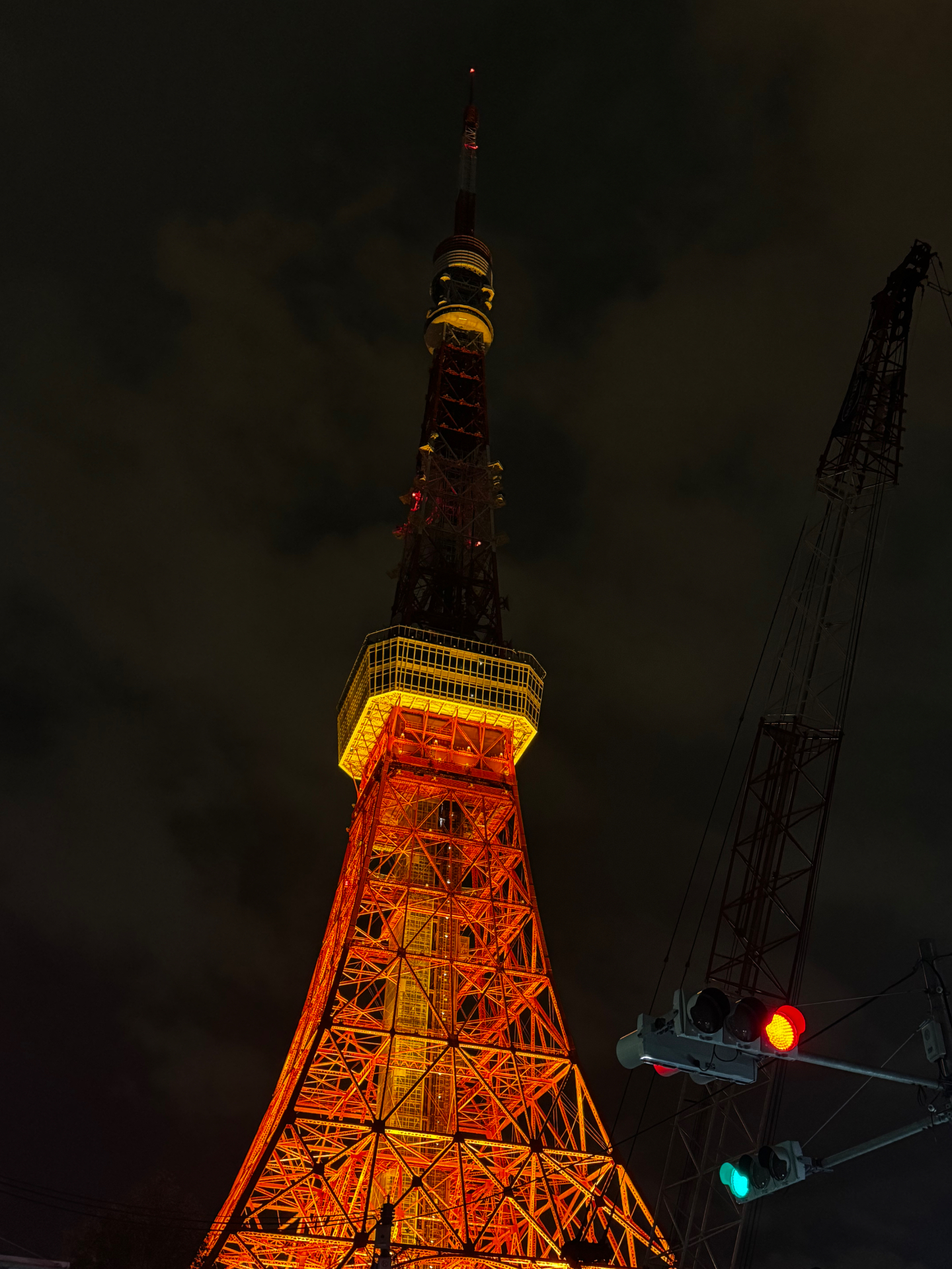 Tokyo Tower bei Nacht in leuchtendem Orange vor dunklem Himmel
