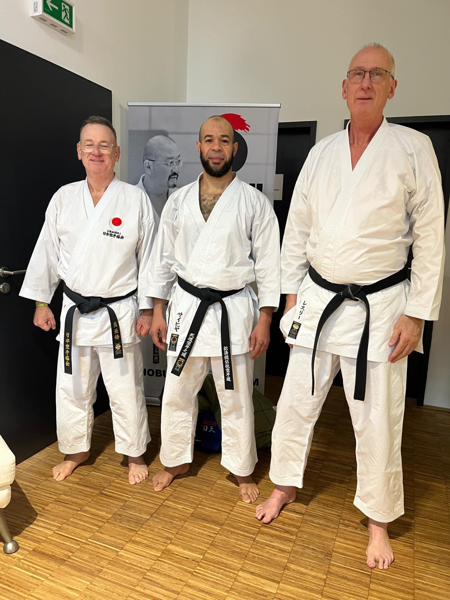 Drei Schwarzgurte vor dem Sensei-Rollup