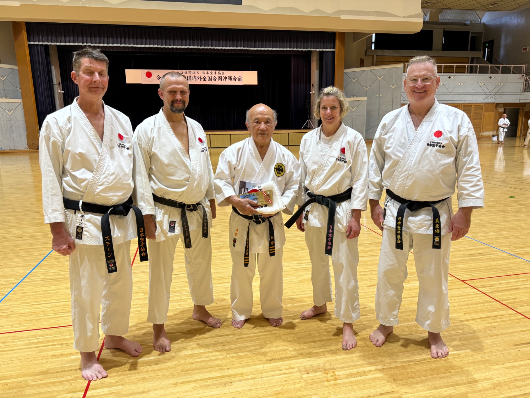 Gruppenfoto der internationalen Karate-Delegation mit Sensei beim Okinawa-Lehrgang