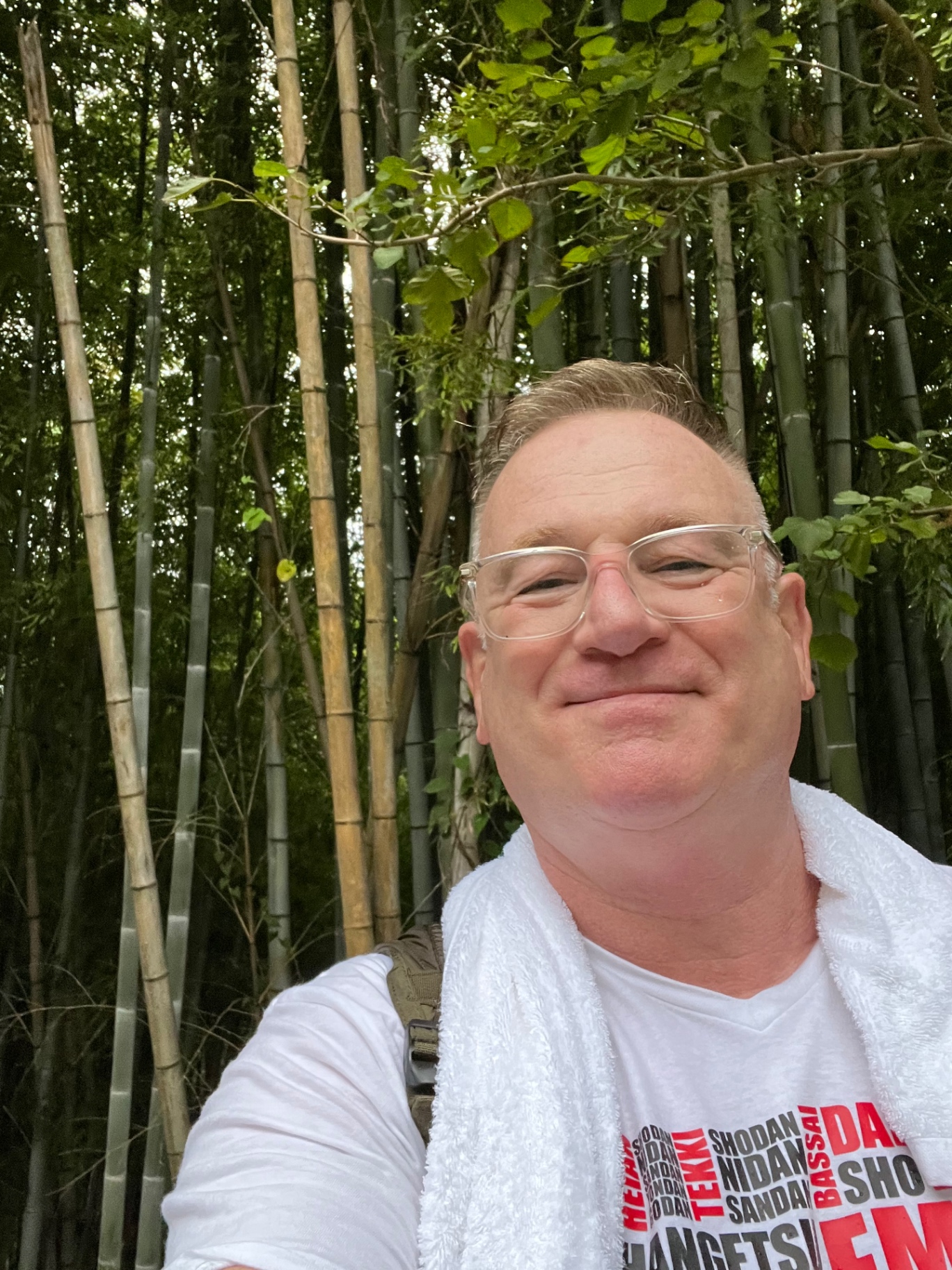 Selfie vor hohem Bambuswald nach dem Karate-Training in Japan