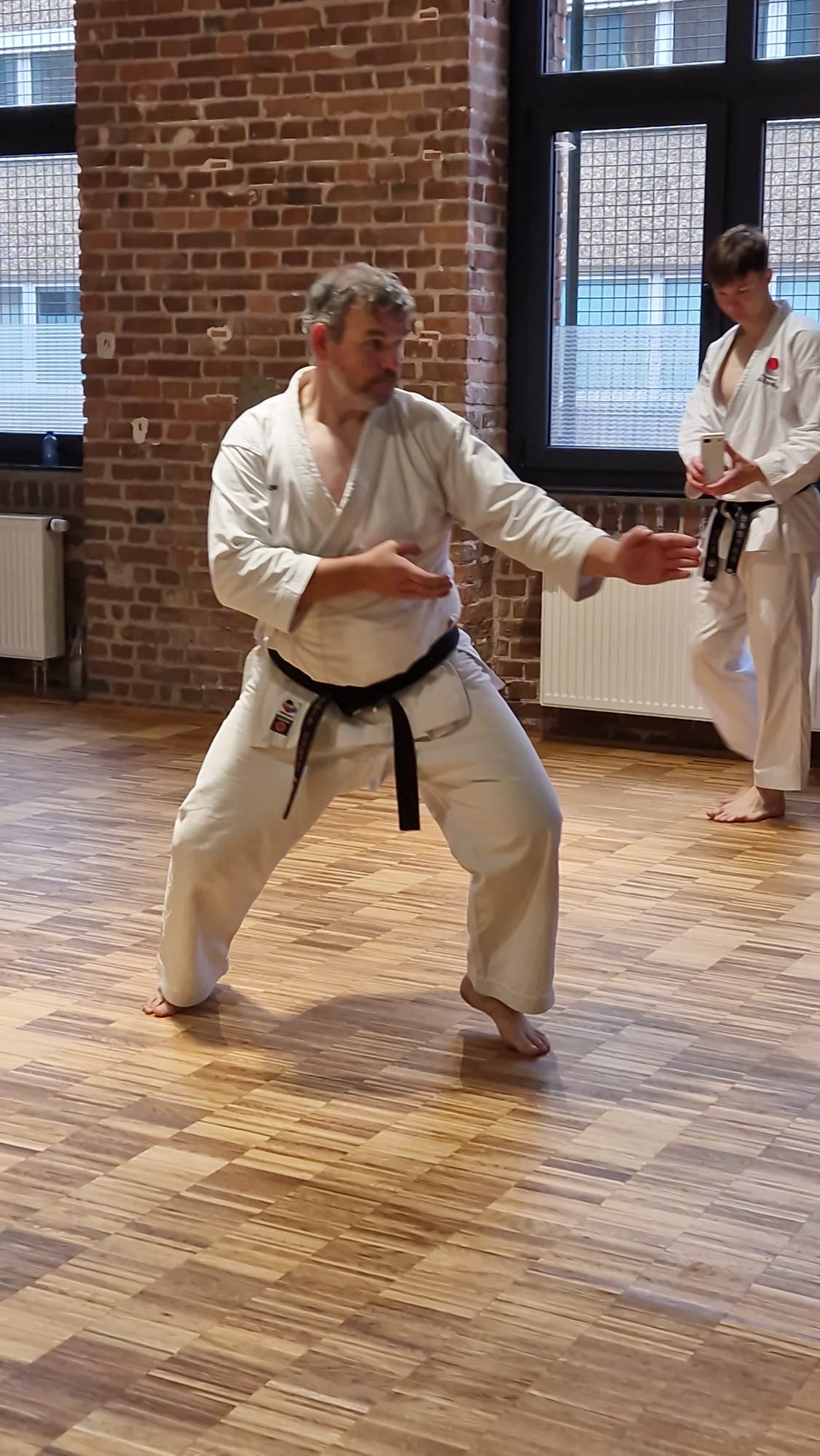 Karateka in Kata-Stellung, seitliches Profil