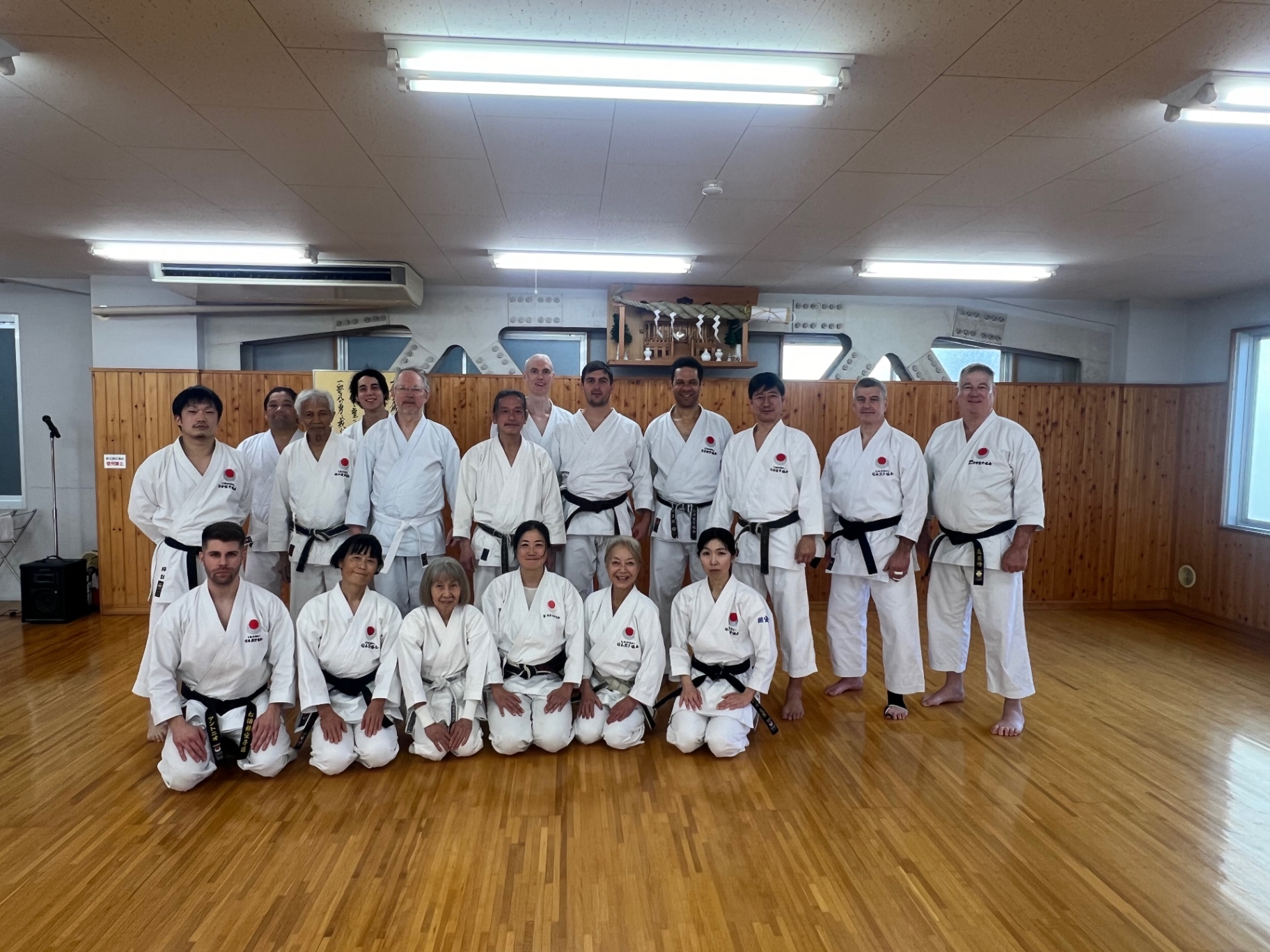 Großes Gruppenfoto der JKA-Karateka mit Sensei nach dem Training im Dojo